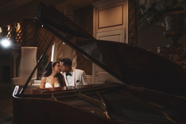 couple kissing at grand piano