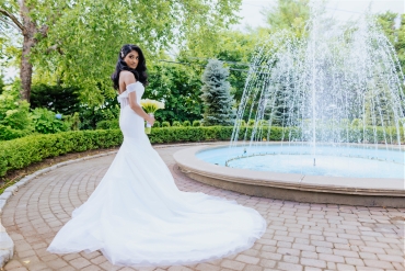 jasmine posing in front of water fountain