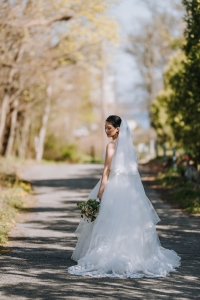 bride on path to oaks