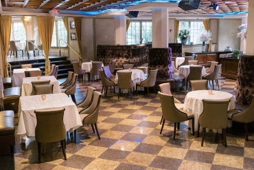 checkered floor with dinner tables at 600 lounge