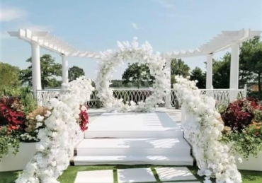 white floral round decor